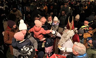 Wenn der Nikolaus kommt, dann ist Trubel an der Bühne. Er hat für kleine und große Fans was Leckeres mitgebracht. - Simone Flörke