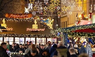 Stimmungsvolle Lichter und das gemütliche Weihnachtsmarkt-Flair laden in der Altstadt von Bielefeld zum Shoppen ein. An der Bahnhofstraße gibt es zudem bereits viele Waren rabattiert. - Oliver Krato