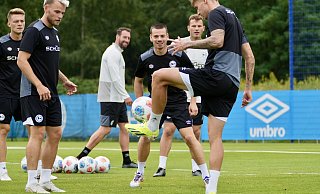 Linksfuß Jonas Weik (Mitte) stellt sich im Training der Arminia-Profis vor. - Peter Unger
