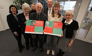 Murielle Guéguen (vorne v. l.), Adelheid Störmer, Klaus-Ulrich Pustlauk (Kinder von Christel Schikowski), Dorina Henkenjohann und Doris Heinrich sowie Andrea Stroba (Gleichstellungsbeauftragte, hinten v. l.) und Andreas Hüffmann mit den Erinnerungstafeln. - Björn Kenter