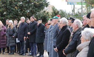 Viele Herforderinnen und Herforder, Vertreter der Politik und Streitkräfte gedachten zum Volkstrauertag den Opfern von Kriegen am Bergertor-Mahnmal. - Claus Frickemeier