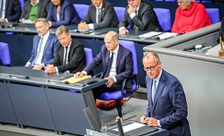 Friedrich Merz, CDU-Bundesvorsitzender und Unionsfraktionsvorsitzender, spricht im Bundestag vor Christian Lindner (l-r, FDP), Bundesminister der Finanzen, Robert Habeck (Bündnis 90/Die Grünen), Bundesminister für Wirtschaft und Klimaschutz, und Bundeskanzler Olaf Scholz (SPD). Themen der Sitzung sind eine Debatte zum Jahrestag des Hamas-Überfalls auf Israel sowie der ersten Lesung einer Grundgesetz-Änderung, die den Schutz des Bundesverfassungsgerichts verbessern soll. - picture alliance/dpa