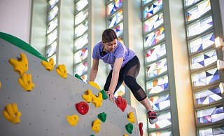 Nach rund einem halben Jahr Bauzeit steht den Freizeitsportlern heute in der "Boulderchurch" im hessischen Bad Orb eine Kletterflaeche von rund 500 Quadratmetern auf zwei Ebenen zur Verfuegung. Der Initiator Marc Ihl hatte gemeinsam mit seinem Partner Marco Koehler die Idee, aus der Kirche St. Michael eine Kirche zum Klettern zu machen. Die 1964 eroeffnete Kirche war 2016 geschlossen worden. Die defekte Heizung, der marode, inzwischen abgerissene Turm und die sinkende Zahl von Katholiken hatten dazu gefuehrt, dass die Kirche nicht mehr genutzt wurde. In der Kirche haben Handwerker eine zweite Ebene ueber dem ehemaligen Altarraum eingezogen. Zum Bouldern, dem Klettern ohne Seil und Gurt bis zur Absprunghoehe auf in der Regel 4,50 Metern, stehen rund 75 Routen in sieben Schwierigkeitsstufen zur Verfuegung. (Siehe epd-Meldung vom 12.04.2025) - picture alliance / epd-bild