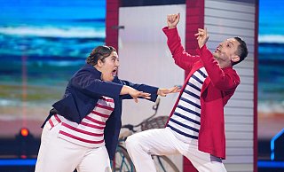 "Selfiesandra" aus Bielefeld und Profitänzer Zsolt Sándor Cseke tanzen Charleston zu "Du hast den Farbfilm vergessen". Mit ganz viel Komik und unter Jubel des Publikums. - Show 7 - Discofox-Marathon & Iconic Let's Dance Dances