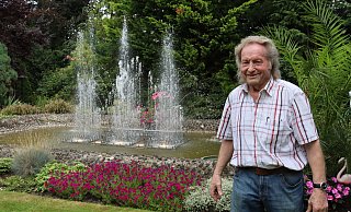 Rolf Büsing hat das Theater und die Wasserorgel in seinem Garten selbst gebaut. - Judith Gladow
