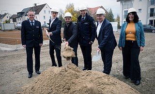 Der Löhner Wachleiter Stefan Göding, Bürgermeister Bernd Poggemöller, Investor Temel Bulut, Polizeidirektor Christian Lübke und Simona Langenberg von der Direktion Zentrale Aufgaben bei der Kreispolizeibehörde beim ersten Spatenstich zur neuen Wache. - Felix Eisele