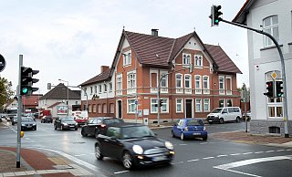Auf Hiddenhausens Straßen ist während des Berufsverkehrs viel los, wie hier an der Kreuzung der Bünder Straße in Eilshausen. - Frank-Michael Kiel-Steinkamp