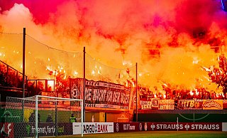 Die Werder-Fans entzündeten am Mittwochabend in den Gästeblöcken der Paderborner Home-Deluxe-Arena während des gesamten Spiels zahlreiche Bengalos. - BESIM MAZHIQI