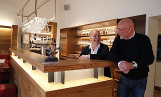 Andrea Höner zu Siederdissen und Karl-Heinz Bauer führen den Jägerkrug in Herford an der Laarer Straße. - SUSANNE BLERSCH