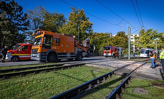 Die Oberleitung an der Kurt-Schumacher-Straße in Bielefeld wurde beschädigt. Die Arbeiten dauerten Stunden. - Sarah Jonek