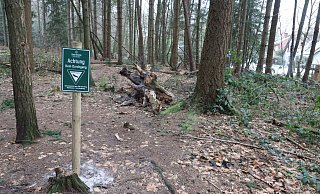 Hier führt eigentlich der Wanderweg A9, Holter Waldweg, am Landerbach entlang. Im Hintergrund sind Häuser jenseits des Bachs zu sehen. Dieses Teilstück ist nun gesperrt. - Sigurd Gringel