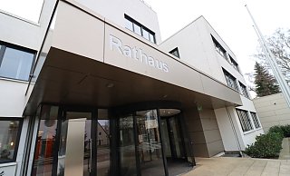 Der Wahlausschuss hat im Sitzungsaal des Leopoldshöher Rathauses getagt: Die Wählerinnen und Wähler können zwischen drei Bürgermeisterkandidaten entscheiden. - Birgit Guhlke