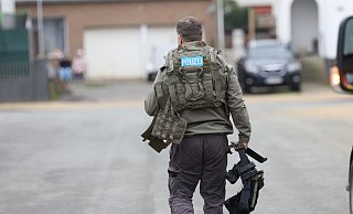 Am frühen Donnerstagmorgen, 10. Juli, soll es an drei Wohnanschriften einer polizeibekannten Großfamilie zeitgleich zu Razzien gekommen sein (Symbolfoto). - Claus Frickemeier