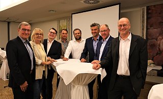 Den Fragen von Moderator Albert Kajdan (v.l.) haben sich gestellt: Roswitha Köllner (Die Linke), Stephan Hoppe (Für Paderborn), Andreas Kemper (AfD), Alexander Senn (FDP), Frank Wolters (Bündnis 90/Die Grünen), Stefan-Oliver Strate (CDU) und Roger Voigtländer (SPD). - Rajkumar Mukherjee Den Fragen von Moderator Albert Kajdan (v.l.) haben sich gestellt: Roswitha Köllner (Die Linke), Stephan Hoppe (Für Paderborn), Andreas Kemper (AfD), Alexander Senn (FDP), Frank Wolters (Bündnis 90/Die Grünen), Stefan-Oliver Strate (CDU) und Roger Voigtländer (SPD). - Rajkumar Mukherjee
