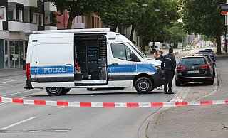 Das Bild zeigt die nach dem Messerangriff gesperrte Mindener Straße. Eine Mordkommission hat die Ermittlungen übernommen. - Claus Frickemeier