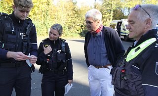 Kommissaranwärter Jonas Oertel (v. l.) mit dem Equipment zur Drogenüberprüfung, Drogenspezialistin Belinda Böhme, Thomas Huber und Dienststellenleiter Friedel Paul. - Johannes Büttner
