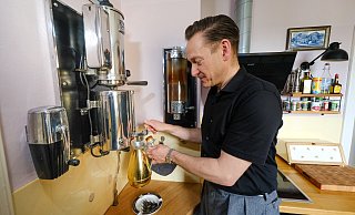 Remco Schaumann an einer sehr, sehr alten - aber sehr gut funktionierenden Kaffeemaschine. - Andreas Zobe
