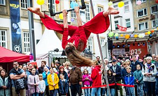 Was für eine Show auf dem Alten Markt. Artistin Mareike Koch zeigt ihr Können am Trapez. - Barbara Franke