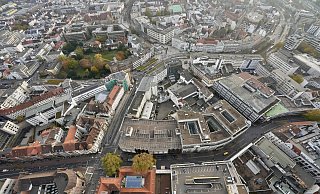Bielefelds Innenstadt aus der Vogelperspektive: Gerade rund um die Bahnhofstraße (rechts im Bild der Karstadt-Komplex) gibt es stadtplanerisch einiges aufzuholen. - Peter Unger