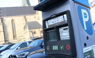 Auf den Paderborner Parkplätzen mit Parkscheinautomaten - wie hier auf dem Domplatz - wird es kein Gratisparken für die ersten 20 Minuten geben. - Holger Kosbab