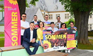 Bürgermeister Burkhard Schwuchow (vorne, v. l.), Isabel Schulte (Stadtmarketing), Achim Lenniger (Lennigers Leckerbissen), Beate Gausmann (Essbar) und Ramona Dietz (Plopp Shop) sowie David Haupt (Hauptevent, hinten, v. l.), Marc Langhans (Allianz Versicherung), Fabian Wälter (Westenergie) und Alexander Menke (Stadtmarketing) präsentieren das Event. - Stadt Büren
