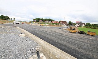 Bereits Mitte Juli ist die neue Fahrbahn der Eggestraße (L755) in Paderborn-Benhausen fertig gewesen. Jetzt können Verkehrsteilnehmer vom Paderborner Zentrum ins Wohngebiet Papenberg fahren. - Rajkumar Mukherjee (Archivfoto)