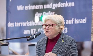 Zum zweiten Jahrestag des Terrorangriffs der Hamas auf Israel erinnerte die Vorsitzende der jüdischen Kultusgemeinde Bielefeld, Irith Michelsohn, vor wenigen Tagen vor 300 Teilnehmern der Gedenkveranstaltung an die Geiseln der Hamas. - Oliver Krato