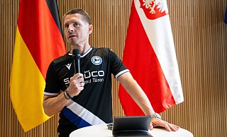 "König" Artur Wichiniarek lässt keinen Zweifel daran aufkommen, dass er im Pokalfinale zu Arminia hält. - Teresa Kröger