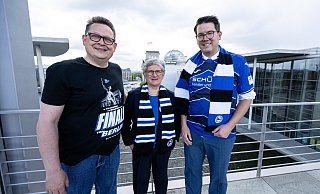 Die Abgeordneten Stefan Schwartze (SPD), Britta Haßelmann (Grüne) und Joachim Ebmeyer (CDU, v.l.) sind Mitglieder im Arminia-Fanklub des Bundestages. - Teresa Kröger