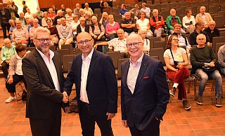 NW-Redakteur Gunter Held (r.) begrüßt die beiden demokratischen Bürgermeisterkandidaten Peter Heepmann (SPD, l.) und Carsten Ehmer (CDU) zur Podiumsdiskussion in der Aula des Niklas-Luhmann-Gymnasiums. - Karin Prignitz