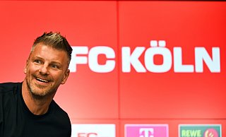 Lukas Kwasniok, neuer Trainer des 1. FC Köln, kommt zur Pressekonferenz. - picture alliance/dpa