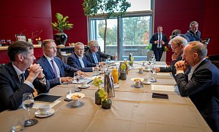Finanzminister Christian Lindner (FDP, links in der Mitte) begrüßt Verbandsvertreter zu dem von ihm ausgerufenen Wirtschaftsgipfel. - picture alliance/dpa
