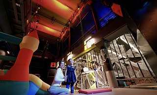 Nila und ihre Mama Victoria helfen bei der Dekorierung des Tanzclubs. - Peter Unger