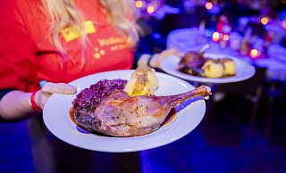 Eine festliche Weihnachtsgans wird auf der Firmenfeier serviert – ein kulinarisches Highlight des Abends. - Christoph Soeder/dpa Eine festliche Weihnachtsgans wird auf der Firmenfeier serviert – ein kulinarisches Highlight des Abends. - Christoph Soeder/dpa