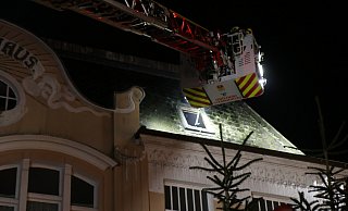 In einem Haus am Alten Markt ist ein Dachstuhlbrand ausgebrochen. - Claus Frickemeier