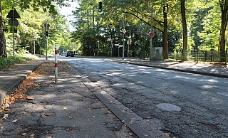 Der Zahn der Zeit hat deutlich sichtbar an der Fahrbahndecke der Mastbruchstraße in Schloß Neuhaus genagt. - Marc Schröder Der Zahn der Zeit hat deutlich sichtbar an der Fahrbahndecke der Mastbruchstraße in Schloß Neuhaus genagt. - Marc Schröder