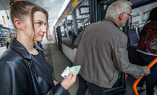 Schlange stehen am Bus: Das soll es künftig weniger geben, da sowohl Papiertickets zum Entwerten wegfallen als auch das Bezahlen mit Bargeld. Einsteigen ist jetzt überall erlaubt. Lea (24) hat ein Studi-Ticket, ahnt aber, dass ältere Menschen mit den Neuerungen so ihre Probleme haben könnten. Auch der Wegfall des Vierertickets könne viele verärgern. - Sarah Jonek