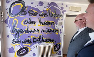 Ministerialrat Uwe Nelle-Cornelsen und Landtagsabgeordneter Tom Brüntrup (r.) schmunzeln im Jugendhaus über dieses Graffiti. - Oliver Krato