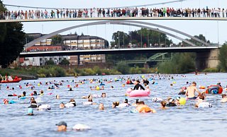 Zahlreiche Menschen schauten sich das Spektakel im Fluss von der Weserbrücke aus an. MT-Foto: - Alex Lehn
