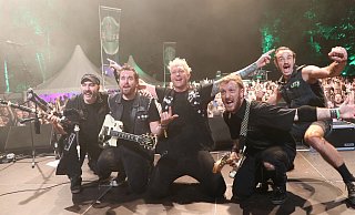 The Cloverhearts um Frontmann Sam Cooper (3. v. l.) aus Australien sind die am schnellsten gewachsenen Newcomer der Celtic-Punk-Szene. Auch dem Publikum im Ilweder Wäldchen gefielen die Dudelsackhymnen und Tin-Whistle-Ohrwürmer. - Sonja Rohlfing