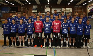 Gut gerüstet: Der TuS Spenge mit Trainer Rafael Jacobsmeier (hinten v. l.), Sportlicher Leiter Marcel Ortjohann, Sönke Raschkowski, Mateusz Martyn, Vincent Hofmann, Gordon Gräfe, Nick Heinsohn, Mathis Borgmann, Bjarne Schulz, TuS-Geschäftsführer Norman Kern; Co-Trainer Jasmin Gojacic (Mitte v. l.), Mats Köster, Jonah Jungmann, Moritz Wilhelm, Marvin Stender, Theo Teuteberg, Ilian Geweiler, Leon Siebrasse, Athletiktrainer Fabian Gehring, Co-Trainer Sebastian Cuhlmann; Betreuer Michael Meinhardt (vorne v. l.), Physiotherapeutin Tabea Brüning, Physiotherapeutin Lena Brune, Tim Kloor, Mika Brokmeier, Fabian Breuer, Bastian Rutschmann, Sebastian Reinsch, Betreuer Ralf Kuhlmann, Vereinsvorsitzender Horst Brinkmann, Handball-Abteilungsleiter Thomas Herden. - Thomas Vogelsang