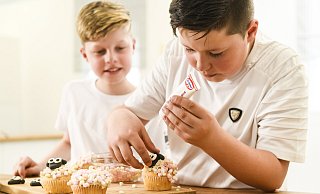 Backen, dekorieren und genießen ist das Motto beim Kindergeburtstag in der Dr.-Oetker-Versuchsküche in Bielefeld. - Oetker