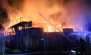 Aufnahmen vom Brand im April 2024: Flammen schlagen am frühen Donnerstagmorgen gegen 1.30 Uhr aus dem Neubau einer Kita am Elkenbreder Weg in Bad Salzuflen. Die Polizei nahm einen Mann wegen Brandstiftung fest. - Feuerwehr Bad Salzuflen
