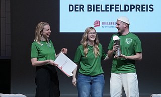 Ehrung für ehrenamtliches Engagement: Janine Leifert, Katharina Höcker und Adrian Arand von „Bielefeld United“ freuen sich über den Bielefeld-Preis. - Peter Unger