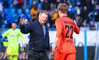 Paderborns Trainer Lukas Kwasniok (links) bleibt in Sachen Aufstieg weiter optimistisch. - picture alliance
