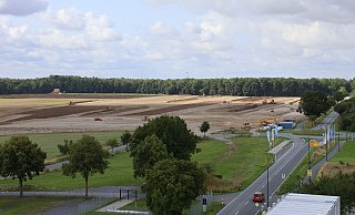 Das Baugrundstück für Chefs Culinar in Ahden ist 700 Meter lang und 290 Meter breit. Die Länge entspricht zwei neuen Aida-Kreuzfahrtschiffen. - Jens Reddeker