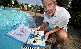 Kleiner Koffer für große Hygiene: Enrico Lüdtke leitet das Freibad Dornberg im Bielefelder Westen. Gemeinsam mit seinen Kollegen prüft er dreimal am Tag die Wasserqualität. - Peter Unger