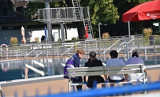Notfallseelsorger kümmerten sich im Freibad Höxter nach dem Badeunfall um Augenzeugen und Angehörige. - Thomas Kube
