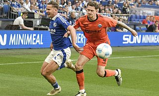 Calvin Brackelmann (rechts), hier im Duell mit Paul Seguin (damals noch Schalke), ist viel umworben. - dpa/ picture alliance