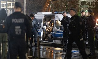 Die Polizei musste die erhitzten Gemüter auf dem Kesselbrink wieder abkühlen. - Symbolfoto: Oliver Krato